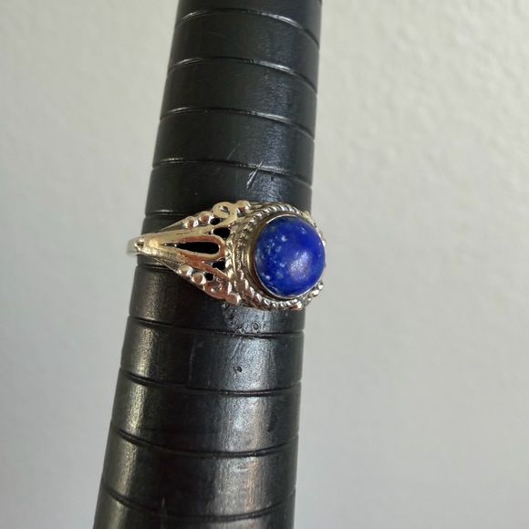 Elegant Silver and Blue Stone Ring - Picture 2 of 4